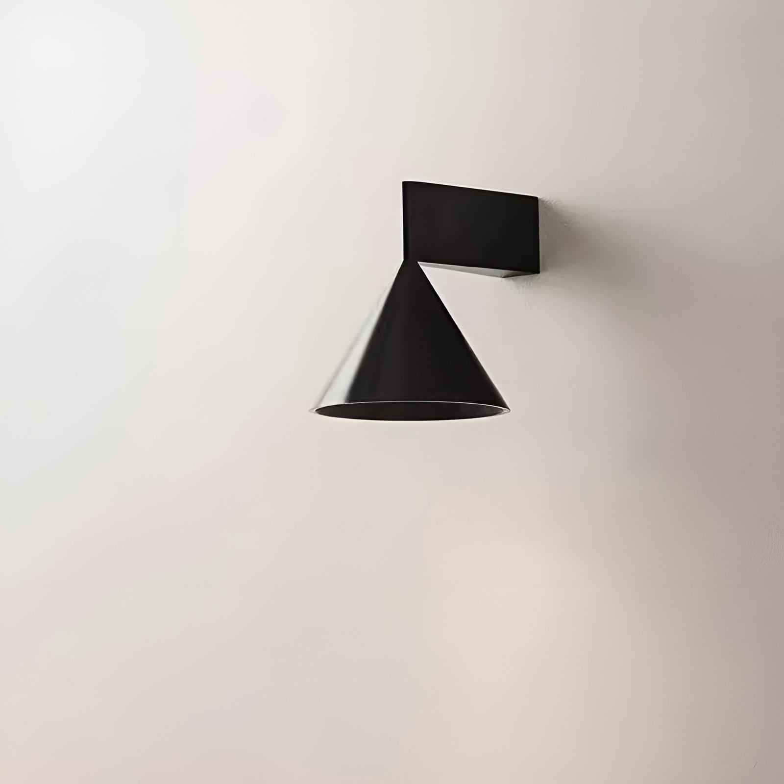 Vegglampe til Soverom – Moderne Kegeldesign | Elegant Belysning for Nattbord og Gang