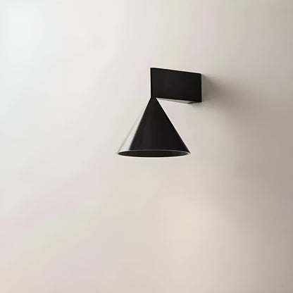 Vegglampe til Soverom – Moderne Kegeldesign | Elegant Belysning for Nattbord og Gang