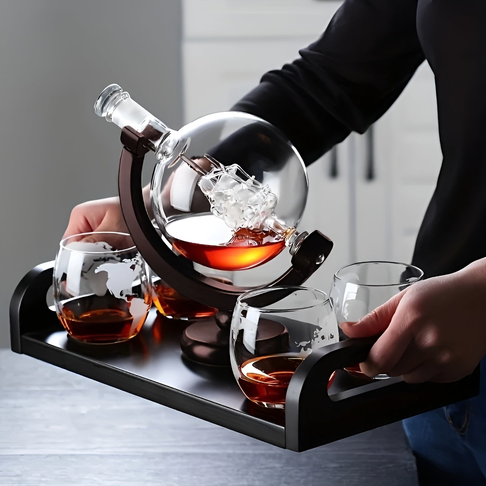 Whiskydekanter i Globusform – Elegant og Blyfritt Set | Med Tresokkel og 2 Whiskyglass