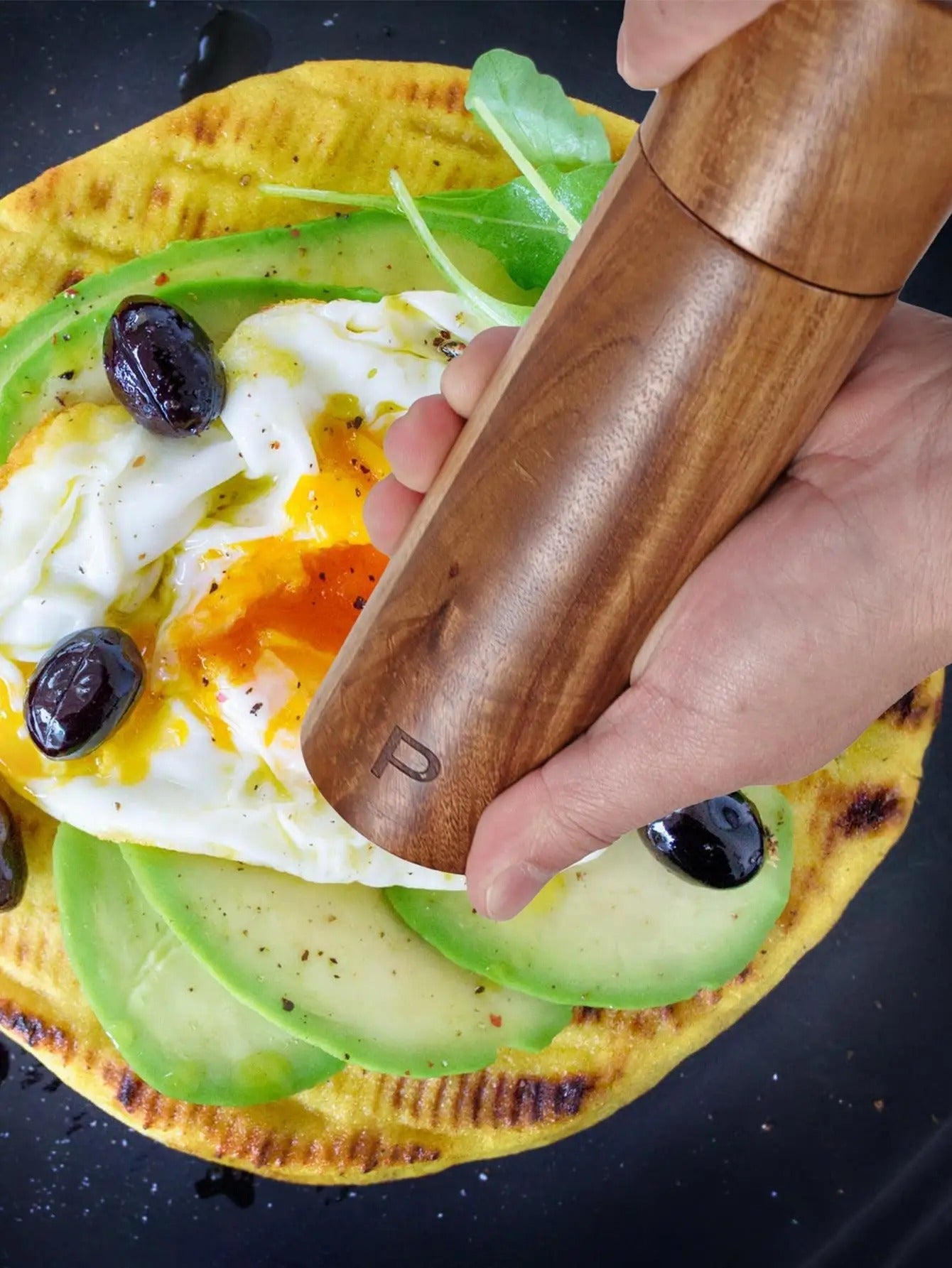 Salt- og Pepperkvern i Tre – Elegant og Praktisk | Med Serveringsbrett, Skje og Børste