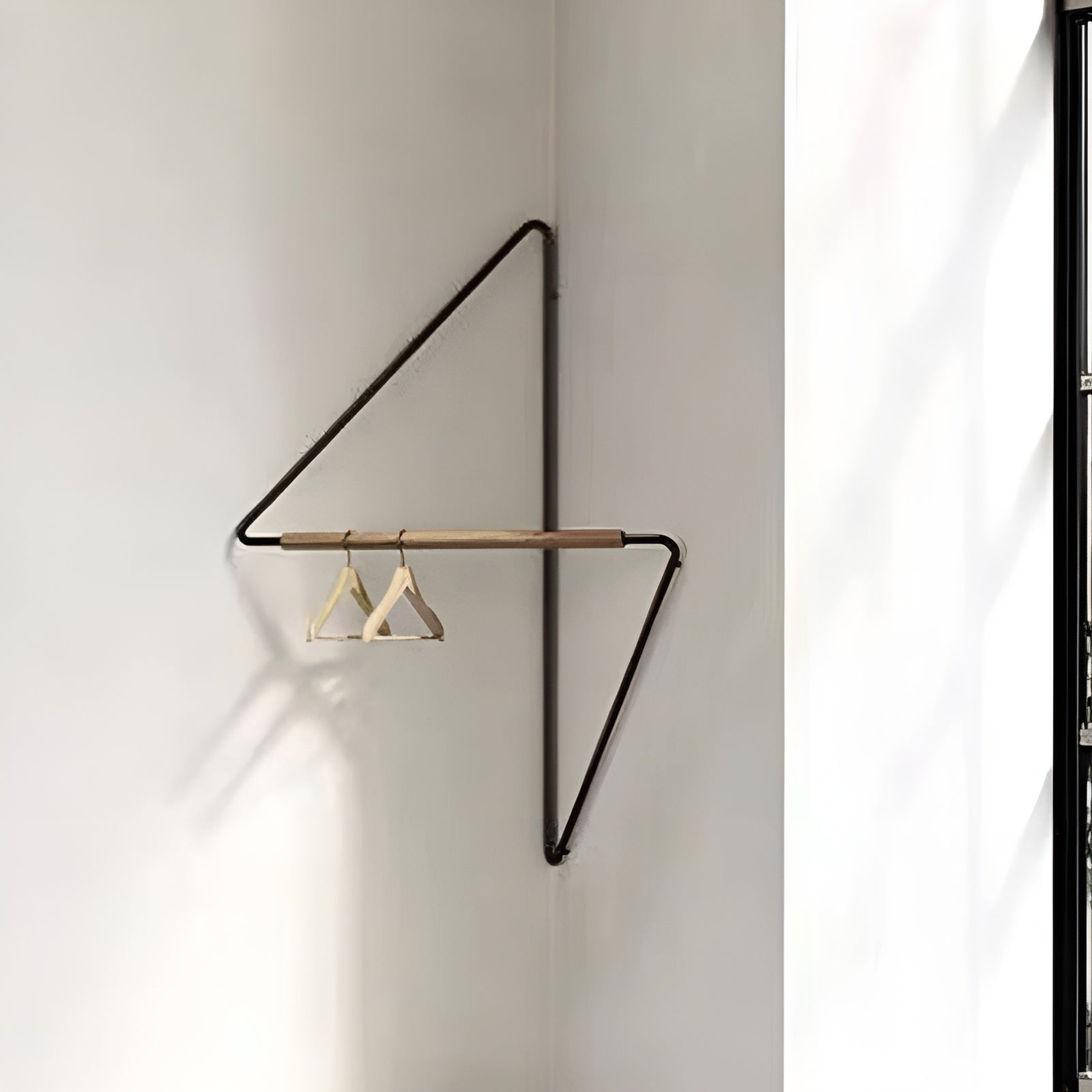 Firkantet Veggkrok I Tre Og Metall – Minimalistisk Klesstativ I Designerstil