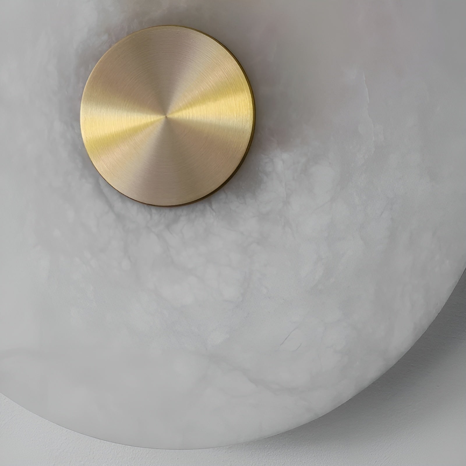 Vegglampe i Naturmarmor – Elegant med Messingdetaljer | Perfekt for Stue og Soverom