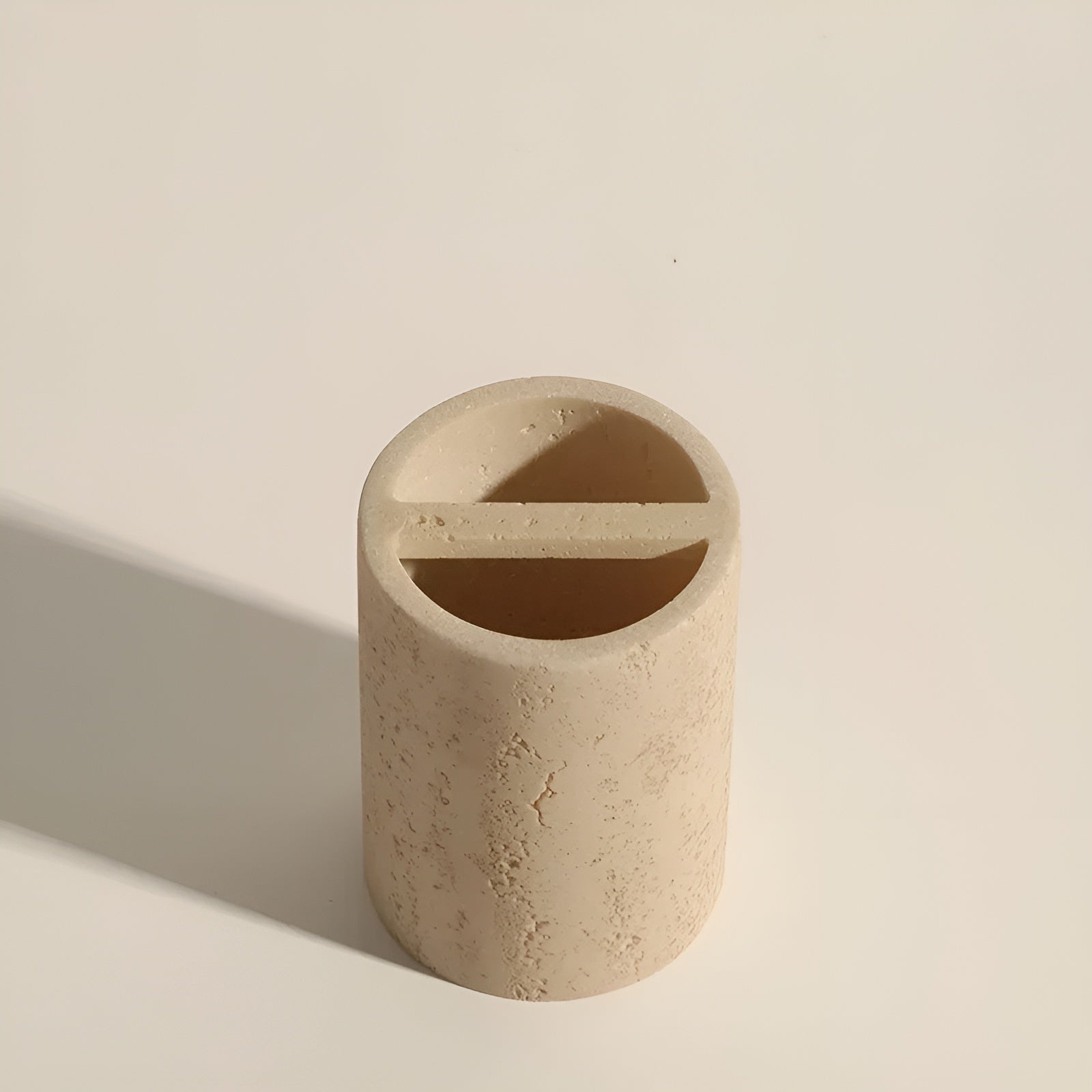 Tannbørsteholder i Naturstein – Med Såpedispenser og Praktisk Hylle | Elegante Baderomsdetaljer i Marmor