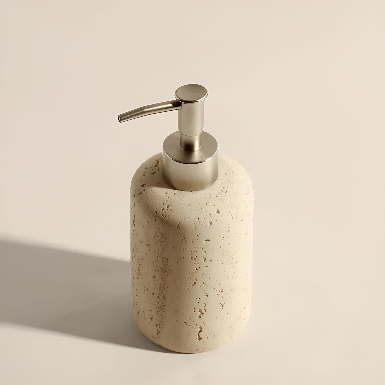 Tannbørsteholder i Naturstein – Med Såpedispenser og Praktisk Hylle | Elegante Baderomsdetaljer i Marmor