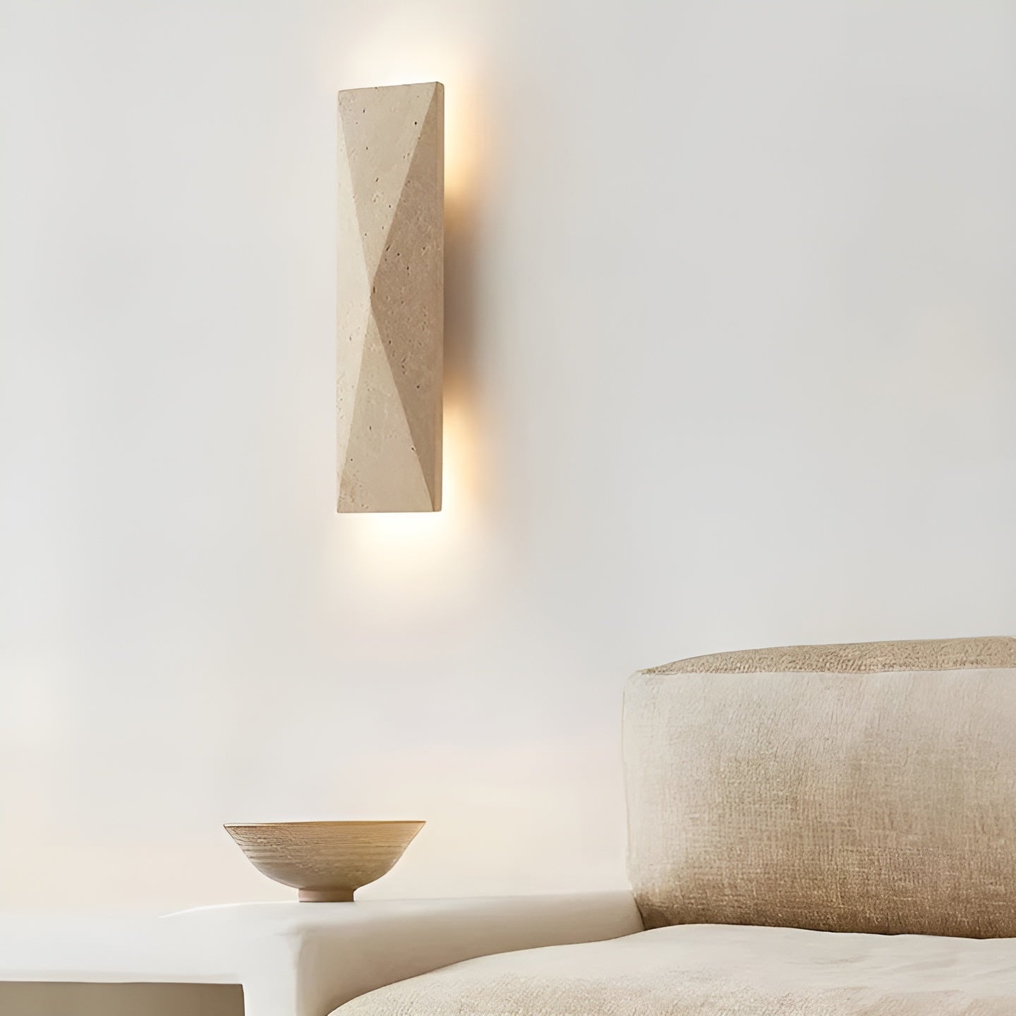 Vegglampe i Travertin – Elegant Naturstein | Perfekt for Stue og Gang