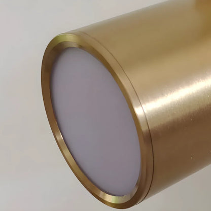 Vegglampe i gull som leselampe ved siden av seng