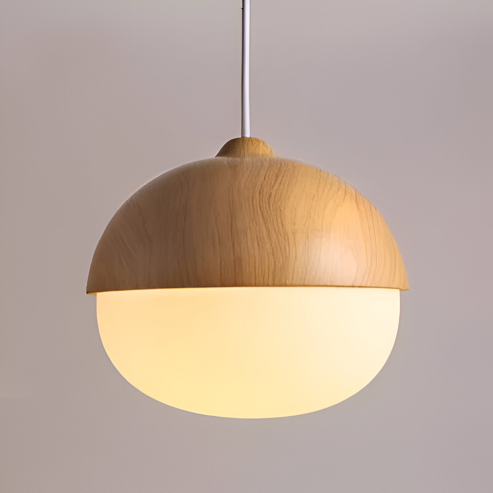 Hengelampe i Glass og Tre – Dekorativ Eikelignende Form | Unikt Design for Hjemmet