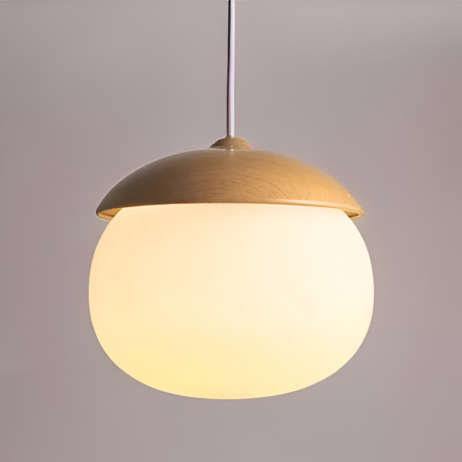 Hengelampe i Glass og Tre – Dekorativ Eikelignende Form | Unikt Design for Hjemmet