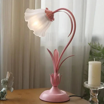 Nærbilde av vridbryter på blomsterbordlampen