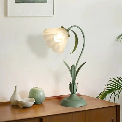 Bordlampe med blomsterdesign i grønn akryl og metall