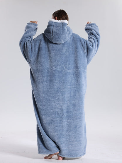 Lilla oversized hettepledd på modell