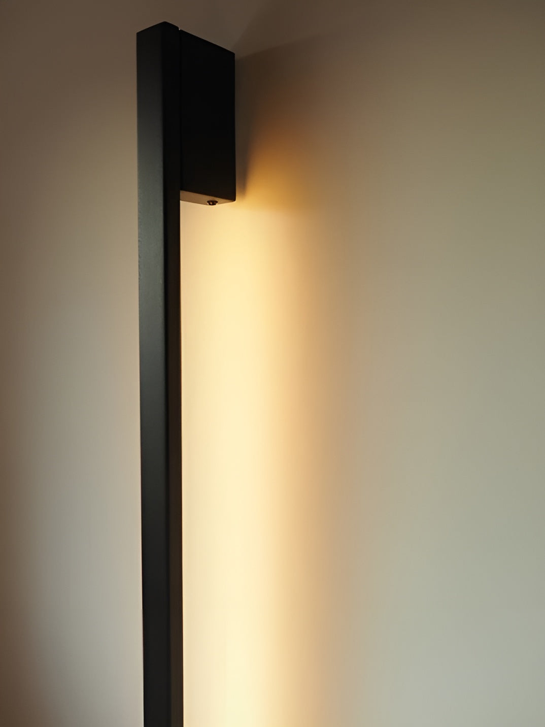 Smal Vegglampe i Sort – Moderne Langt Design | Perfekt for Gang, Soverom og Stue